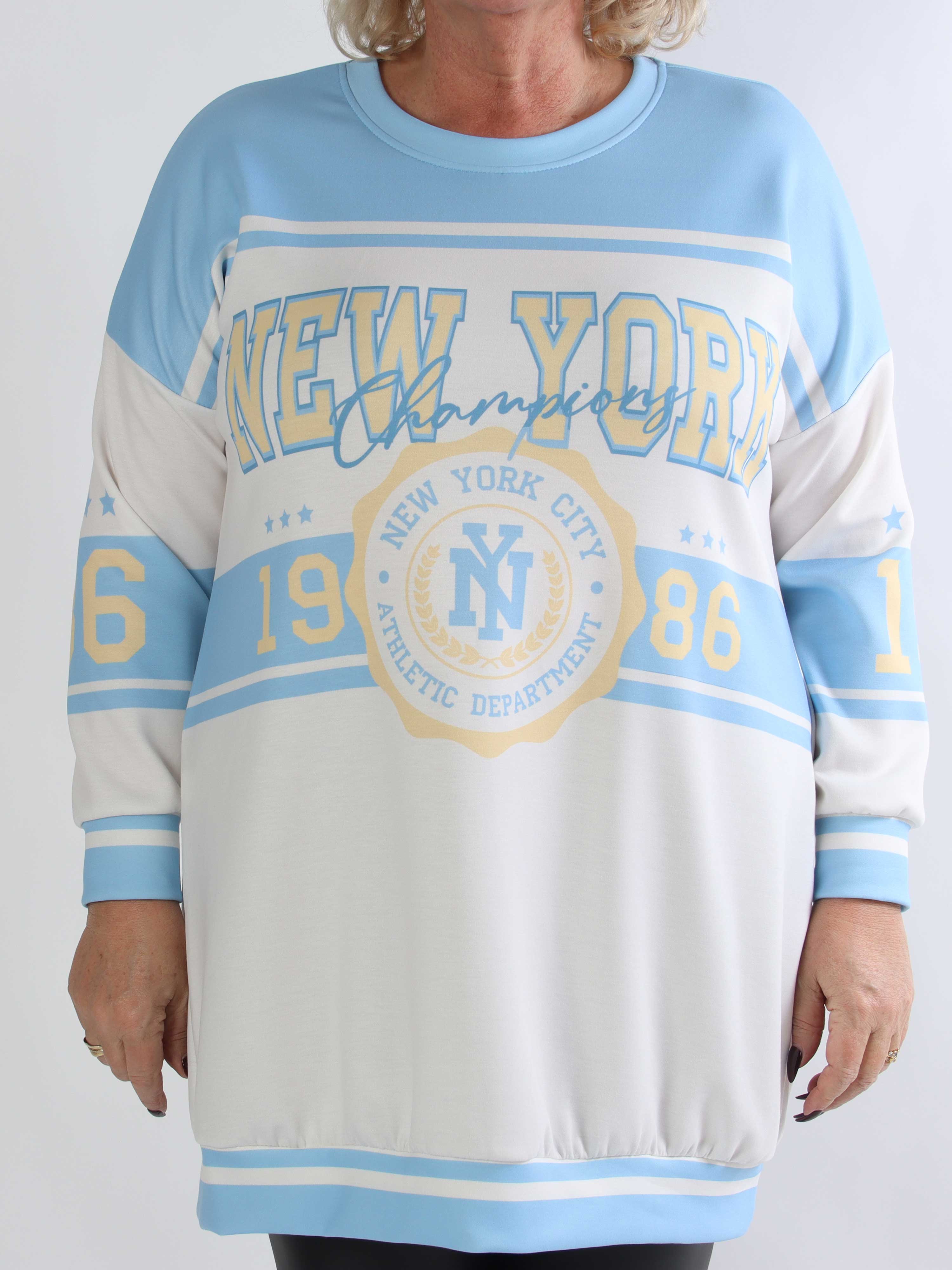 Rosaria - Plus size joggingklänning med New York-motiv på bröstet